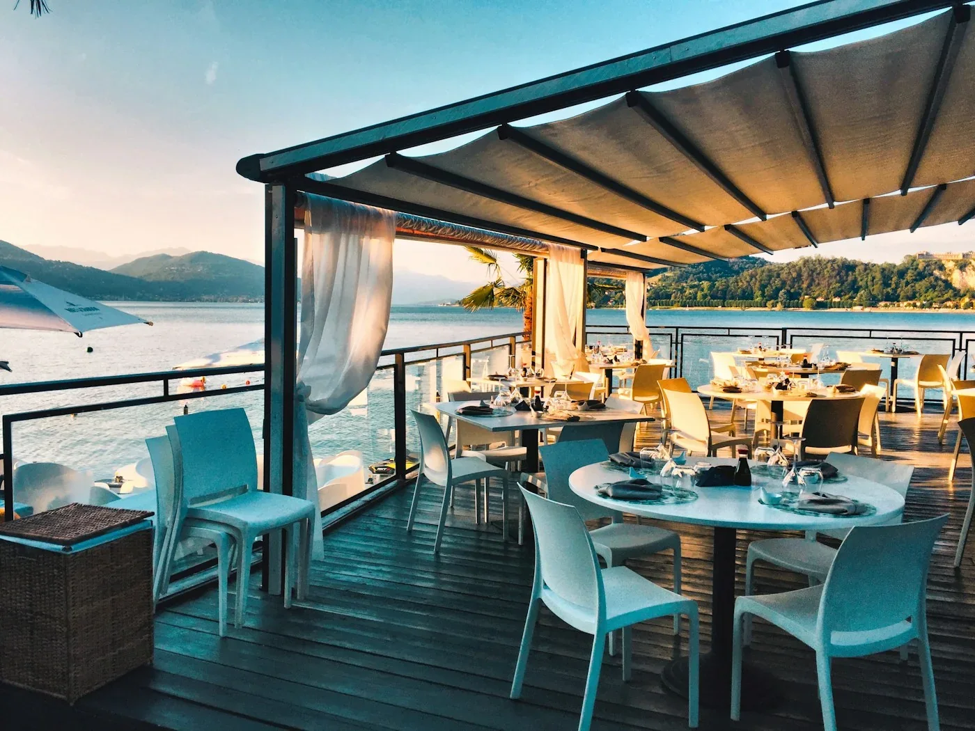 Taras restauracyjny w ciepłym świetle — zdjęcie ilustracyjne